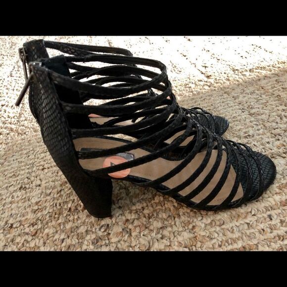 Beautiful elegant shoes by Tahari in size 7 - Picture 2 of 4